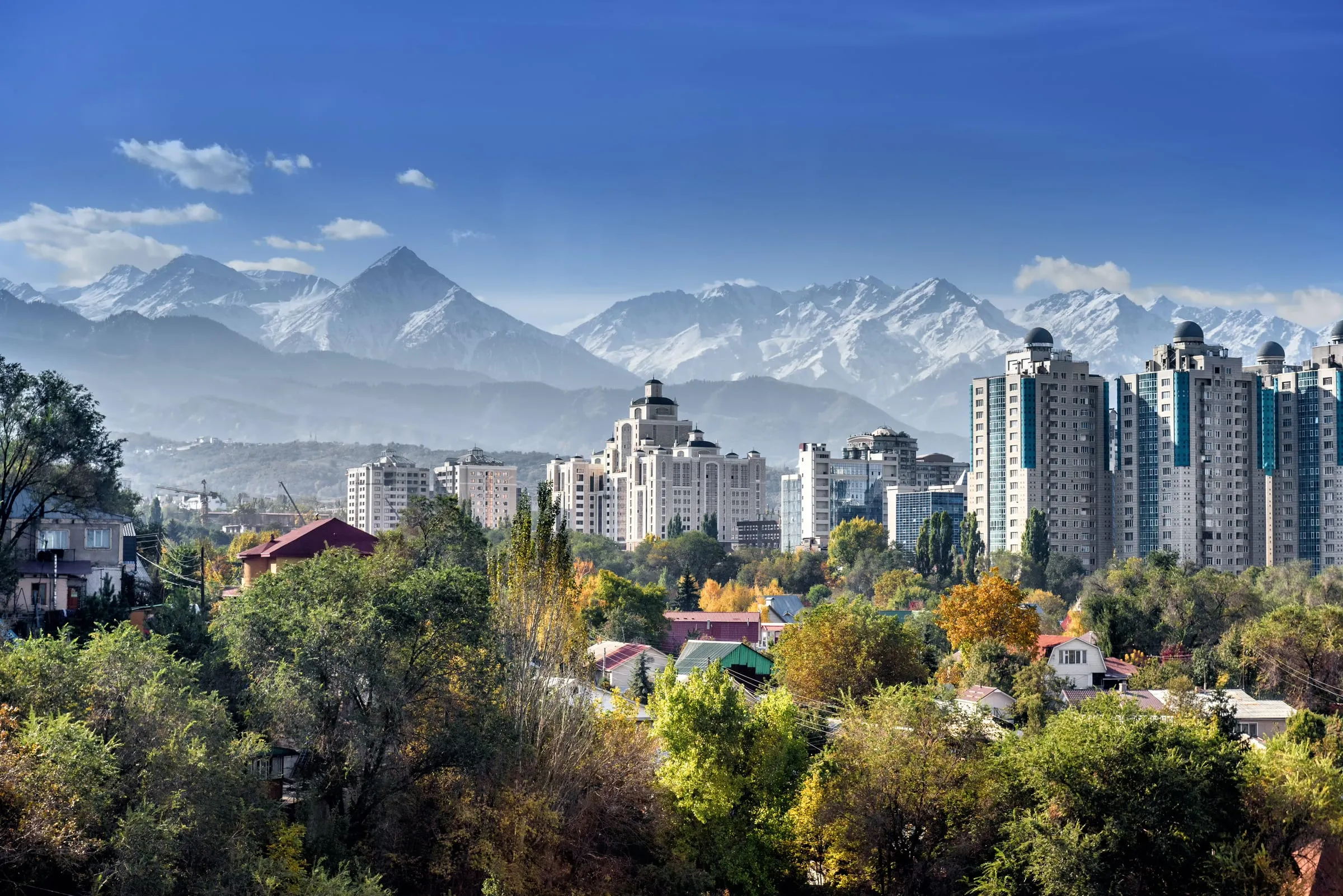 Almaty vor dem Alatau-Gebirge