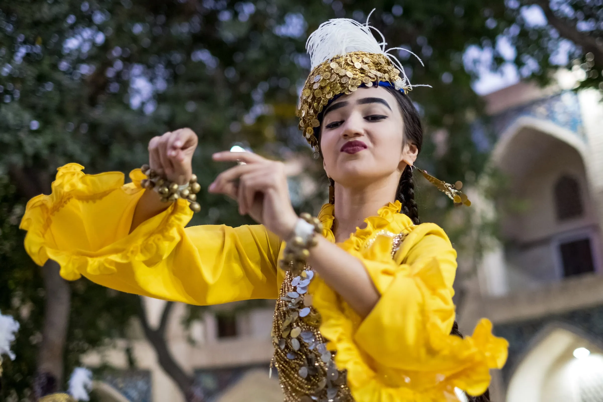 Tänzerin in traditioneller Tracht in Buchara