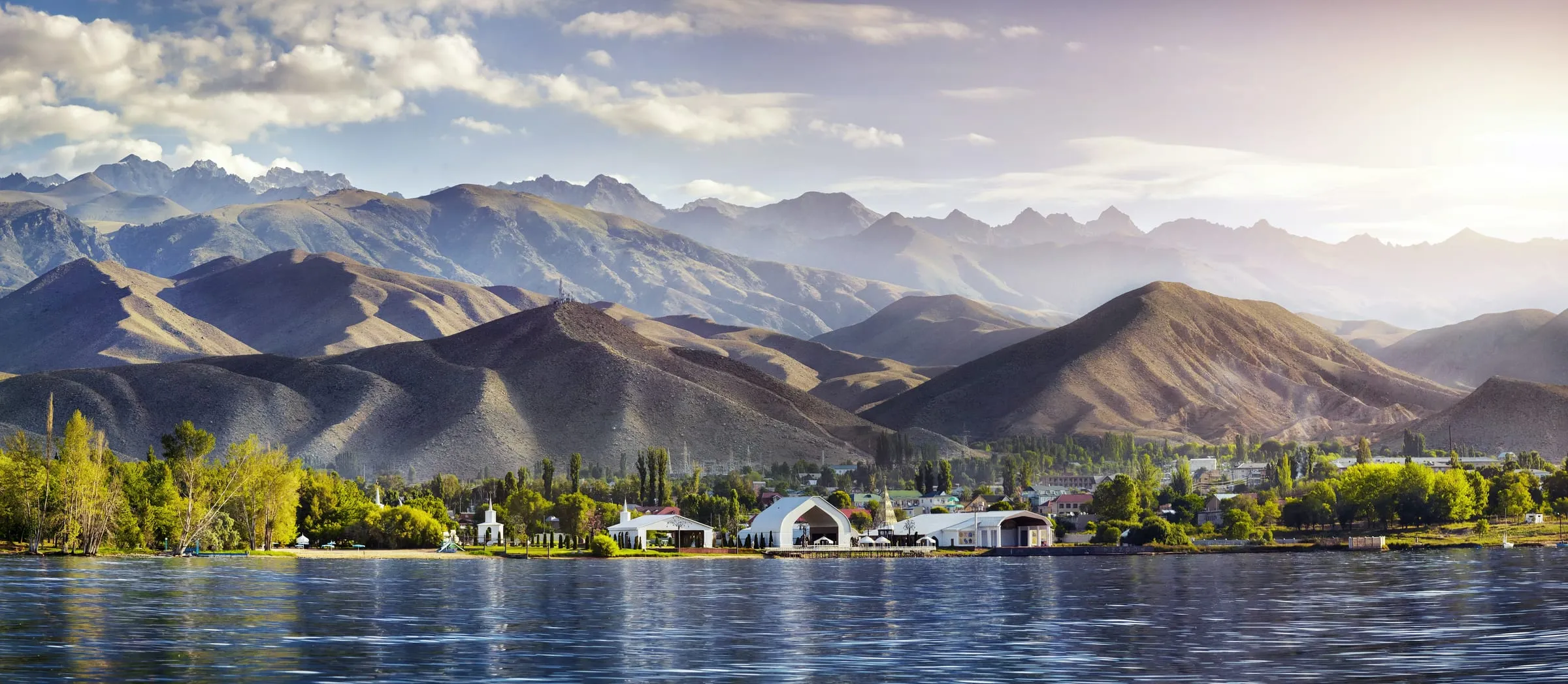 Der Issykkul-See vor den Bergen Kirgistans