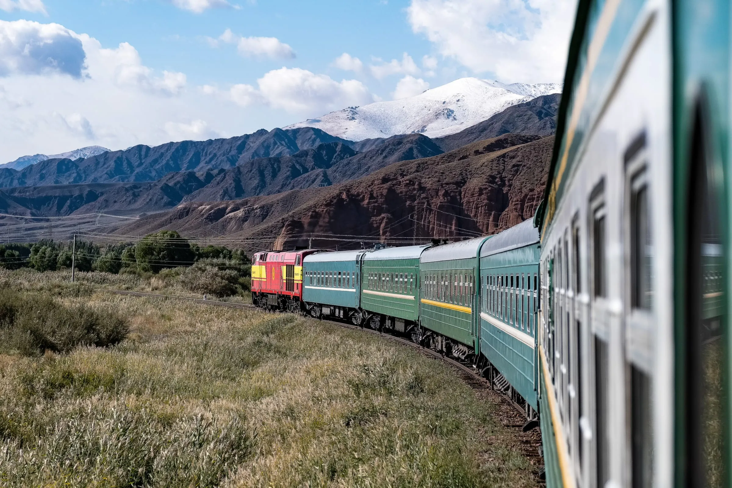 Der Orient Silk Road Express fährt durch die Berglandschaft Zentralasiens