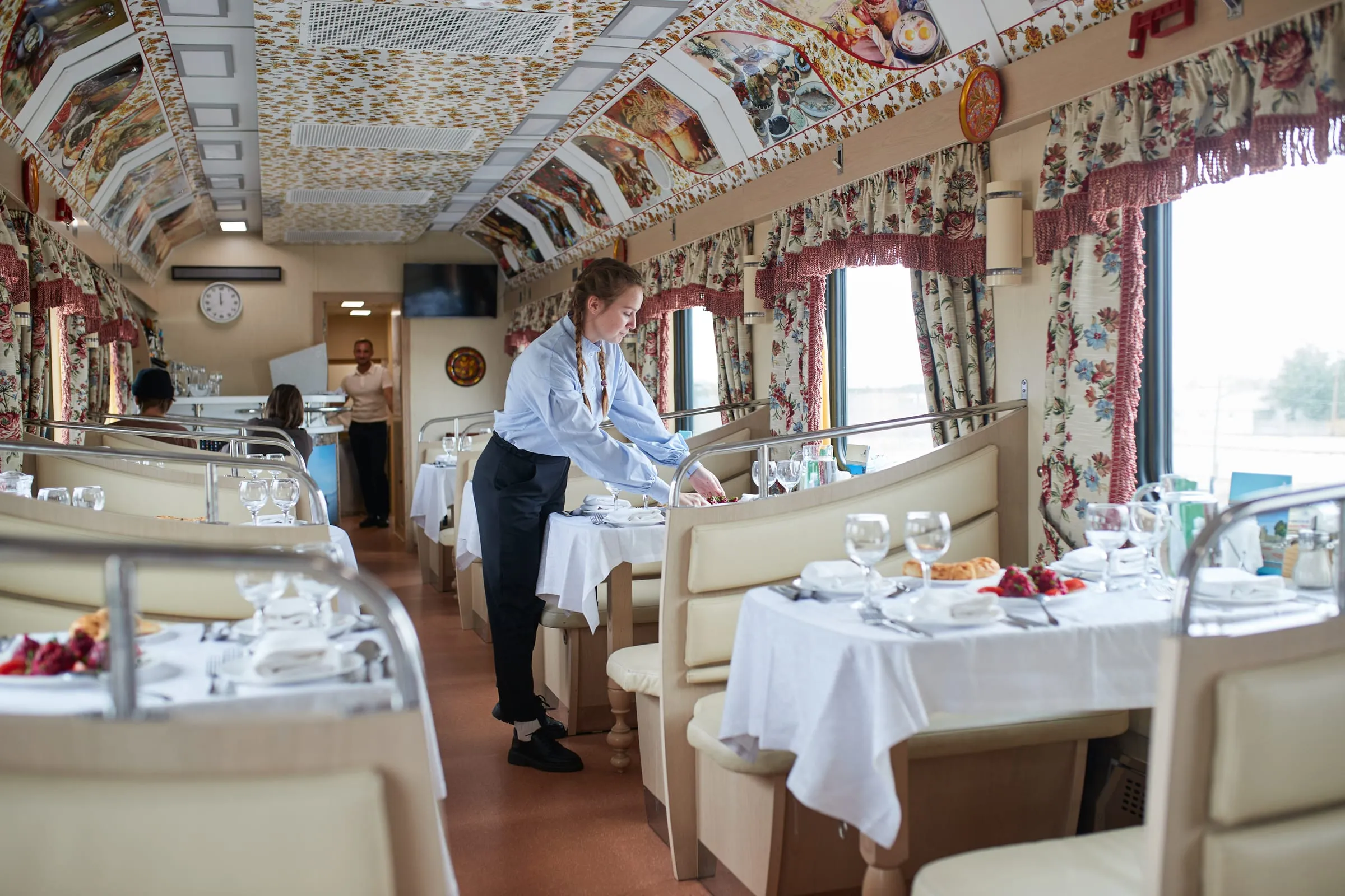 Gedeckte Tische im Restaurantwagen
