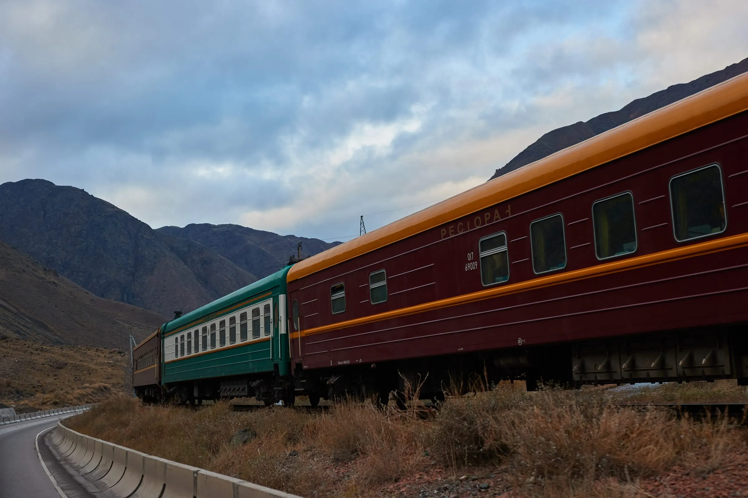 Der Orient Silk Road Express vor einer Bergkulisse