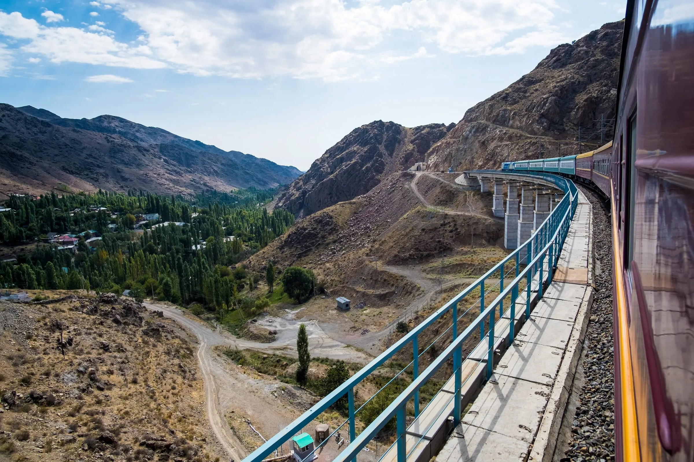 Der Orient Silk Road Express in einer Kurve durch die Berge
