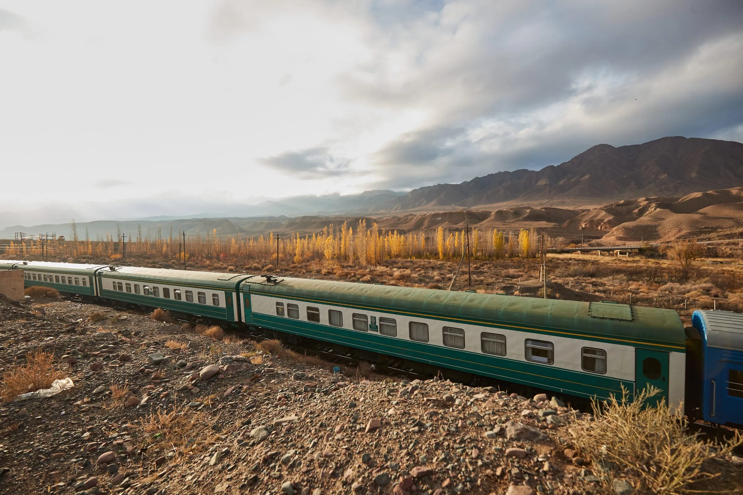 Der Orient Silk Road Express in der Steppe Zentralasiens