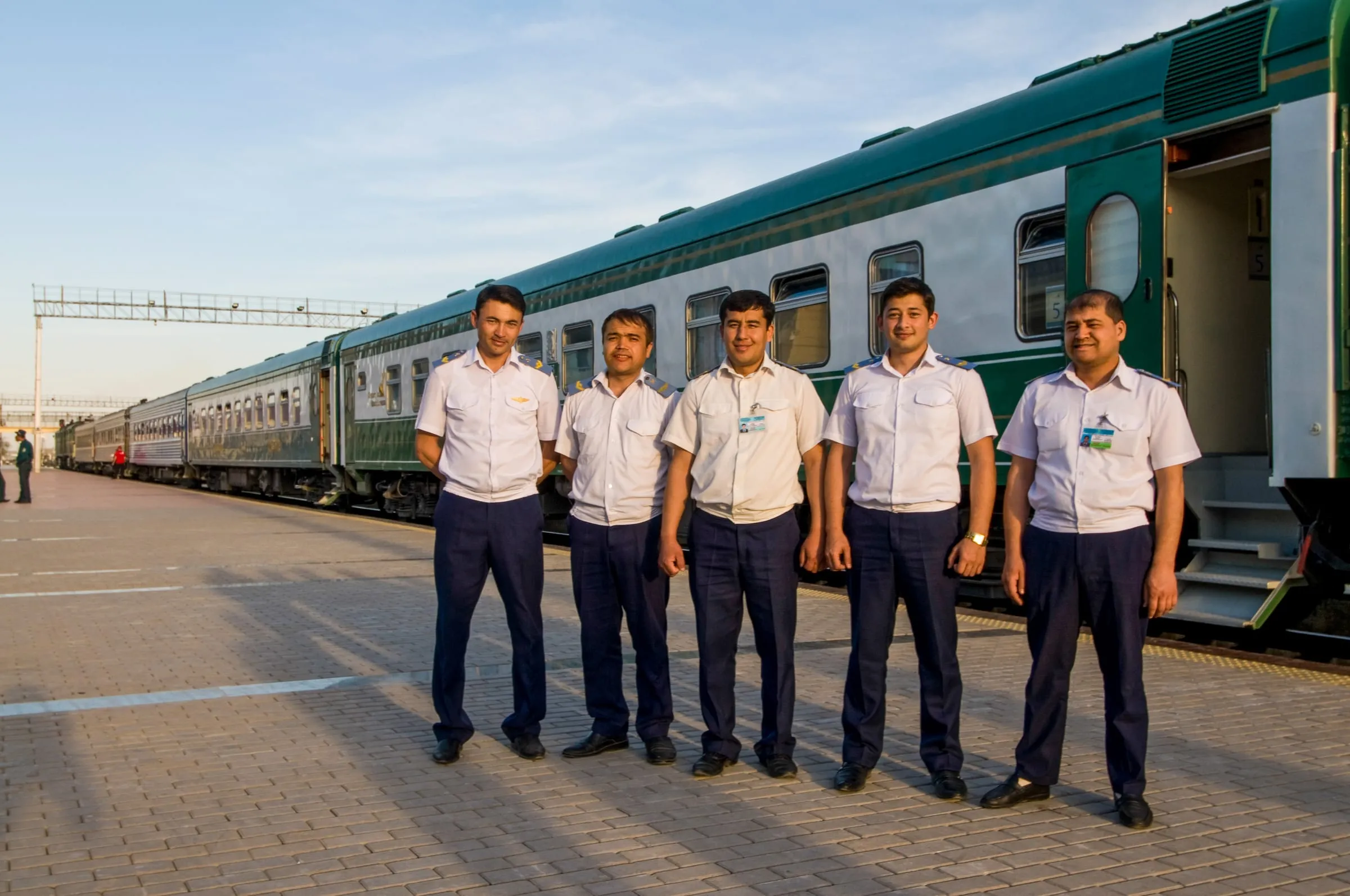 Zugbegleiter des Orient Silk Road Express am Bahnsteig
